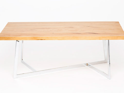 Mesa de madera maciza con patas metálicas cromadas